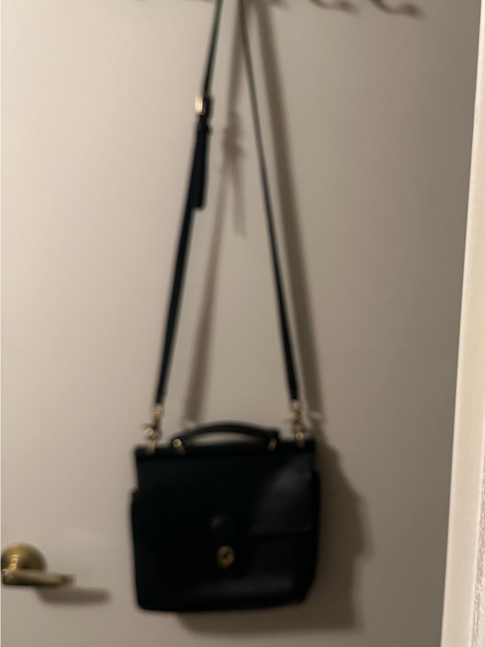 Vintage Coach Willis Midmight Blue Leather with brass accents shoulder bag!